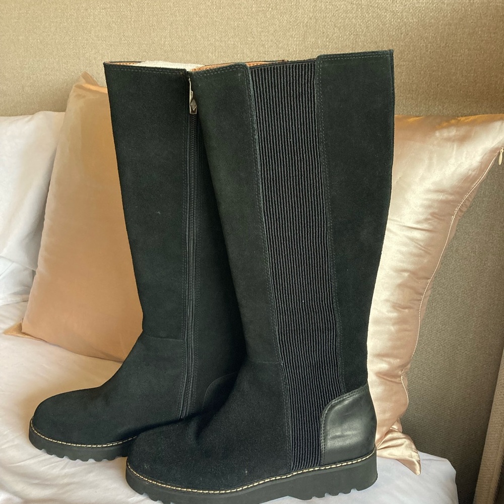Sleek Black Knee Boots with Stretch Panel